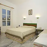Manos Hotell 2*