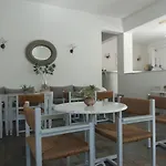 Manos 2*